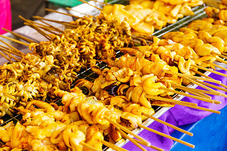 街头泰国式烧烤棍烧烤食品小吃乌贼食物香蕉香肠烤棒街道摊位图片