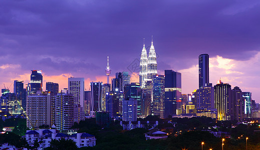 晚上吉隆坡天际建筑商业公司城市景观市容金融摩天大楼办公室大楼图片