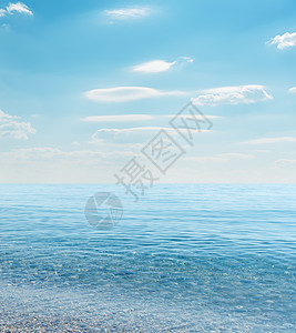蓝海和多云的天空海浪晴天太阳假期海景支撑海滩海洋天堂热带图片