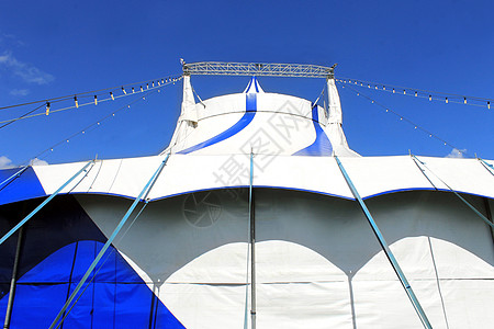 马戏团大顶帐篷低角度视图图片