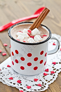 热巧克力加小棉花糖糖果勺子心形纸垫红色照片肉桂乡村饮料搪瓷背景图片