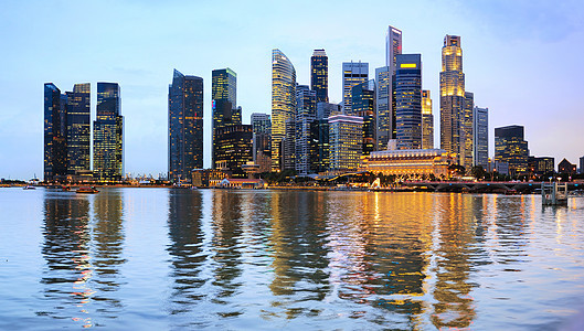 新加坡在黄昏蓝色海岸反射港口财富商业市中心景观中心建筑图片