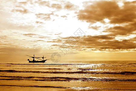 在美丽的日落背景下捕鱼的渔船 日期 2005年12月钓鱼橙子海浪天空蓝色海洋航行海岸反射太阳图片