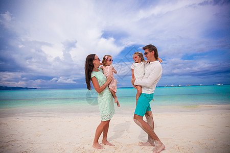 年轻美丽的家庭 有两个孩子 在热带度假时互相看着对方的青春图片