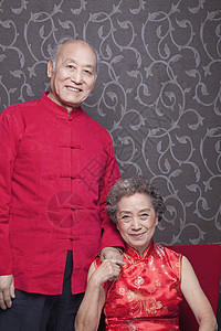 男士西服穿中国传统服装的年长夫妇肖像妇女白发幸福异性恋微笑老年收腰正装卷发快乐背景