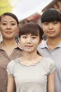 3名年轻妇女的肖像幸福微笑态度享受乐趣长发收腰友谊省会前景图片