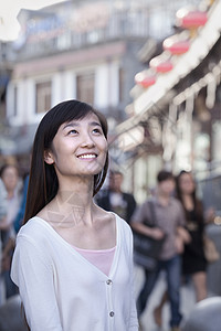 北京青年女性外出门口的肖像微笑休闲黑发文化友谊活力城市生活团结服装长发图片