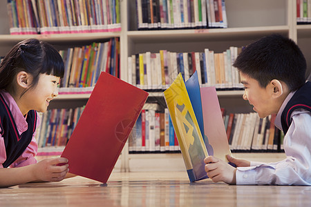 在校学生在图书馆阅读书本;图片