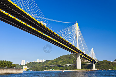 白天在香港的桥旅游电缆商业建筑旅行金属反射地标蓝色天际图片