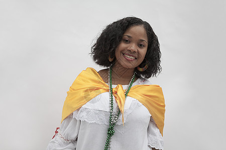 身着加勒比海传统服装 微笑的年轻女子肖像 演播室拍到图片