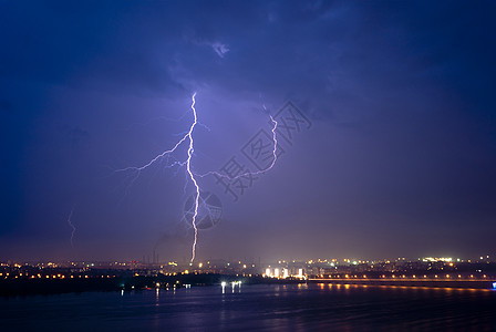 夜里城外闪电的景象风暴建筑学震惊活力气候蓝色收费雷雨螺栓天气图片