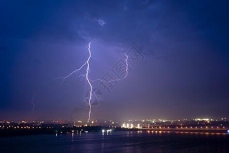 夜里城外闪电的景象风暴建筑学震惊活力气候蓝色收费雷雨螺栓天气背景图片