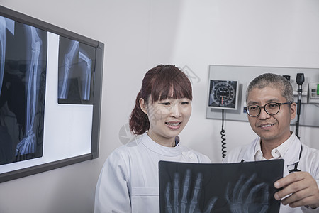 两名医生在看一拍手骨X光片图片