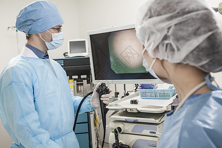 两名外科医生准备做手术 看医疗设备图片