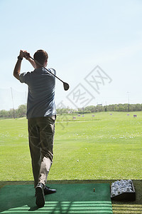 青年男子在高尔夫球场打高尔夫球的后视镜 举起手来活动服装摄影手臂竞技体育休闲年轻人草皮推杆图片