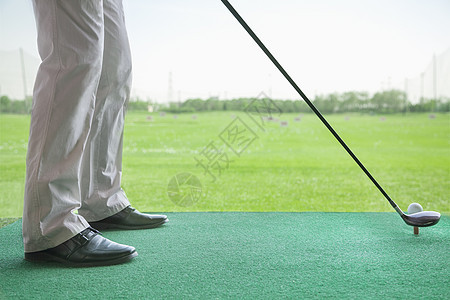 低角度观人准备打高尔夫球图片