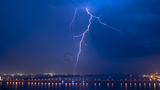 夜里城外闪电的景象电气活力射线霹雳雷雨风暴暴雨震惊气候力量图片