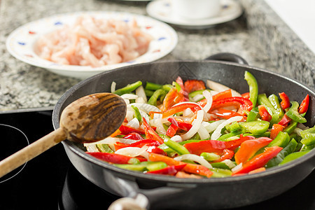 特写女性烹饪蔬菜和鸡锅中的鸡肉胡椒沙拉食物红色洋葱平底锅玉米片绿色玉米图片