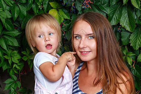家庭 母亲和女儿妈妈女儿身父母孩子女性妈妈们拥抱母校叶子木乃伊图片