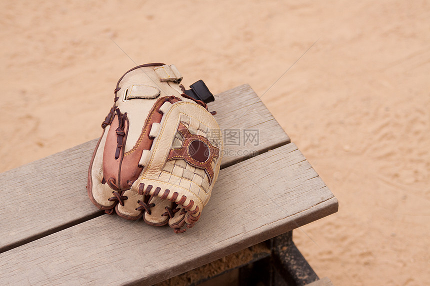 板凳上的棒球球手套竞赛皮革拼接运动娱乐棕色游戏图片