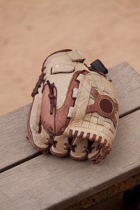 板凳上的棒球球手套游戏运动拼接棕色娱乐皮革竞赛图片