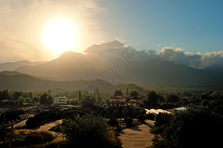 日落在土耳其Tahtal山上图片