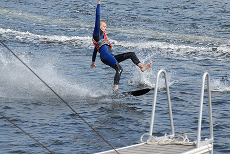 斯堪的纳维亚生活方式-男孩摔在滑水滑雪上图片