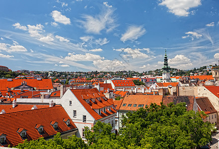 布拉迪斯拉发历史中心的顶部视图旅行大教堂天空中心街道建筑学景观住宅教会全景图片