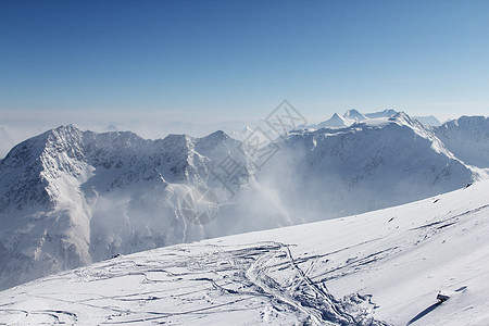 山雪上的滑雪痕迹晴天高山童话季节滑雪板顶峰活动旅行首脑假期图片