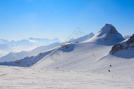 索伦的滑雪度假胜地活动冻结椅子旅行成人蓝色假期天空高山单板图片