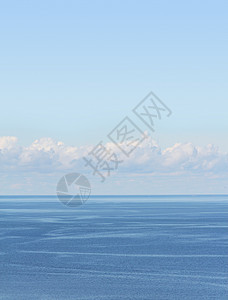 水的地平线场景全景气候天气海洋反射蓝色白色海湾天空图片