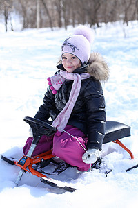 冬天公园中美丽的小女孩童年公园微笑天气帽子季节快乐女学生乐趣闲暇图片