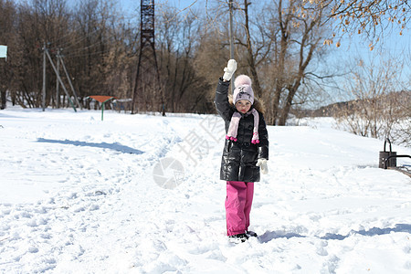 冬天公园中美丽的小女孩喜悦女学生孩子女孩天气乐趣衣服快乐手套童年图片