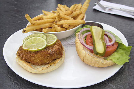 蟹饼汉堡和法式薯条鳕鱼蛋糕海鲜螃蟹小酒馆馒头午餐餐厅桌子洋葱图片