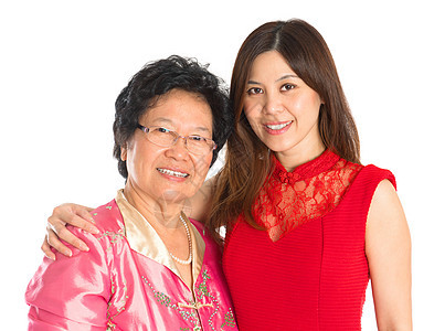 亚洲高龄母亲和成年女儿成人旗袍节日后代家庭快乐文化父母女性传统图片