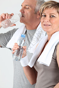 高龄夫妇在培训后饮用饮用水图片