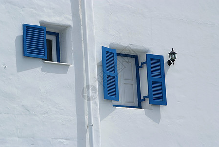 白墙上的蓝色窗口粉饰艺术窗户建筑学家具公寓构造框架风景场景图片