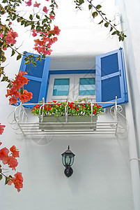 白墙上的蓝色窗口村庄建筑学粉饰公寓家具房间构造框架风景房子图片