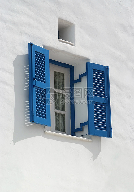 白墙上的蓝色窗口窗户构造家具房间风景装饰品公寓艺术建筑粉饰图片