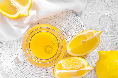 柠檬汁香橼饮料玻璃热带水果桌子液体投手早餐果汁图片