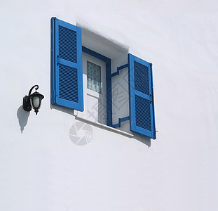 白墙上的蓝色窗口粉饰公寓场景房子房间建筑学构造家具框架建筑图片