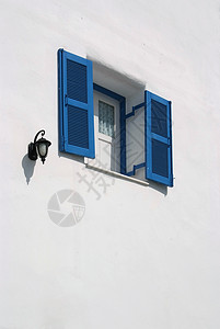 白墙上的蓝色窗口窗户建筑房子装饰品艺术房间村庄建筑学构造风景图片
