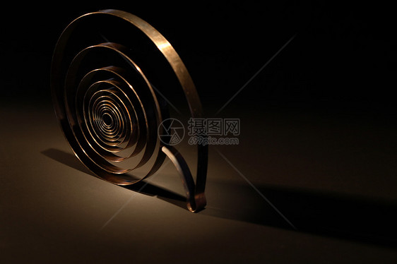 金属弹簧戒指螺旋机械圆圈概念性阴影力量商业图片