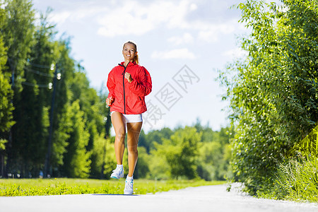 运动女运动员自由红色重量公园女孩身体赛跑者女性闲暇训练图片