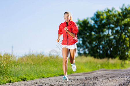运动女运动员女性身体闲暇跑步农村公园重量红色赛车手森林图片