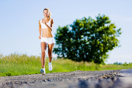 运动女运动员赛车手闲暇女性女孩公园跑步白色身体农村森林图片