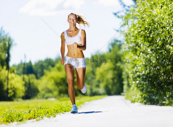 运动女运动员森林公园农村闲暇女性自由女孩身体赛跑者跑步图片