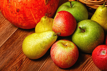 苹果 梨 南瓜南瓜倾斜农业饮食卡车收成小吃水果小路生长图片