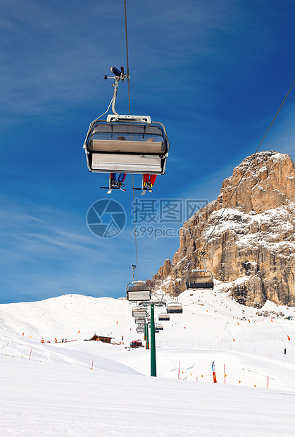 滑雪电梯闲暇阳光天空假期季节空气海拔运动缆车晴天图片
