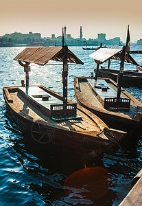 阿联酋迪拜湾溪上的船城市出租车边界绳索帆船渡船中心历史码头运输图片